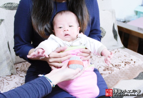 剃胎毛、滿月剃頭、嬰兒剃頭、嬰兒理髮、嬰兒剃髮、嬰兒剃胎毛、嬰兒滿月剃頭、寶寶剃頭、剃胎毛儀式、剃胎毛吉祥話、滿月剃頭儀式、滿月剃頭吉祥話、寶寶剃胎毛、寶寶滿月剃頭理髮、 台北中山區剃胎毛、台北中山區滿月剃頭、 台北中山區嬰兒剃頭剃胎毛、台北中山區嬰兒理髮、台北中山區嬰兒剃髮、蘇寶寶(台北中山區到府嬰兒寶寶滿月剃頭理髮、免費到府嬰兒剃胎毛儀式吉祥話)。到府剃頭剃胎毛主持、專業拍照、DVD光碟、證書。★購買「臍帶章、肚臍章、胎毛筆刷印章」贈送：剃頭、收涎、抓周，三選一。2016.01.09 照片5